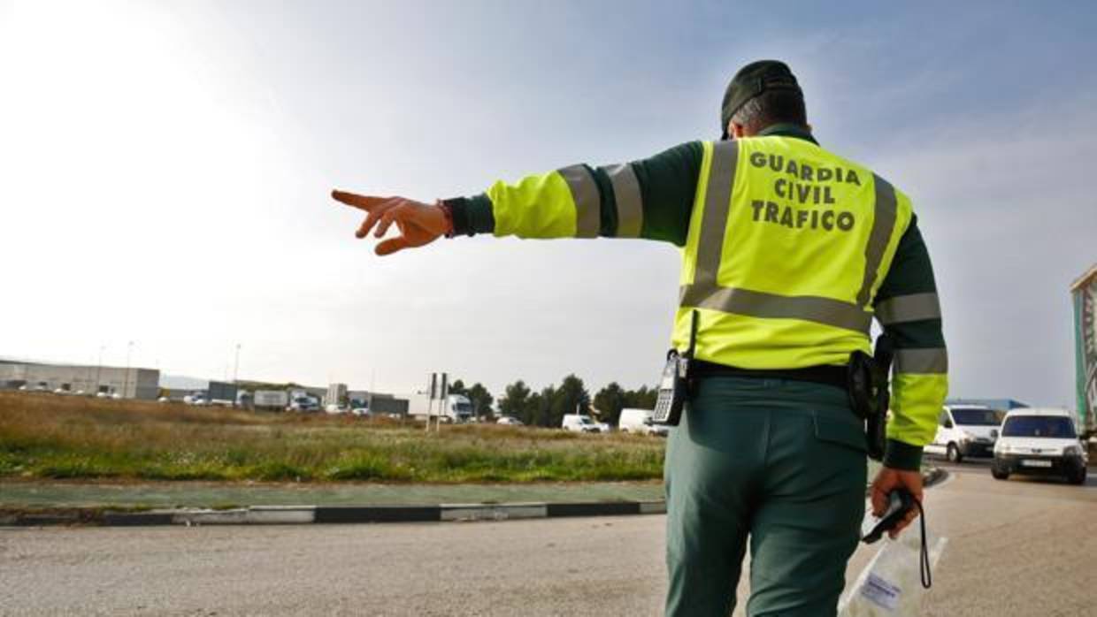 Un guardia civil en un control de tráfico