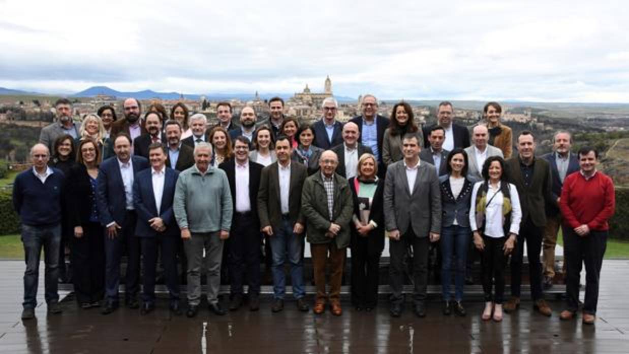 El ministro de Hacienda acudió a la reunión en Segovia del Comité de Alcaldes del PP