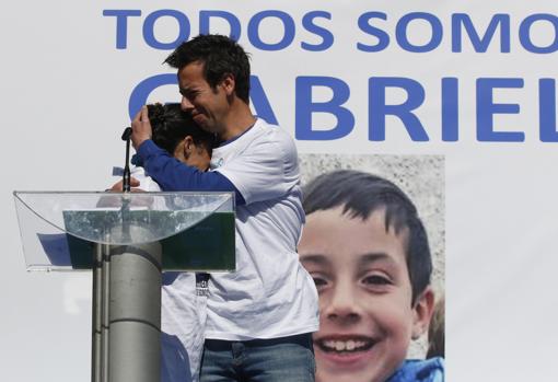 Ana Julia se abraza, llorando, al padre de Gabriel en la concentración