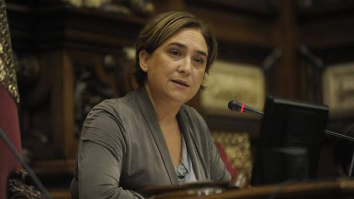 Ada Colau, presidiendo un pleno en el Ayuntamiento de Barcelona