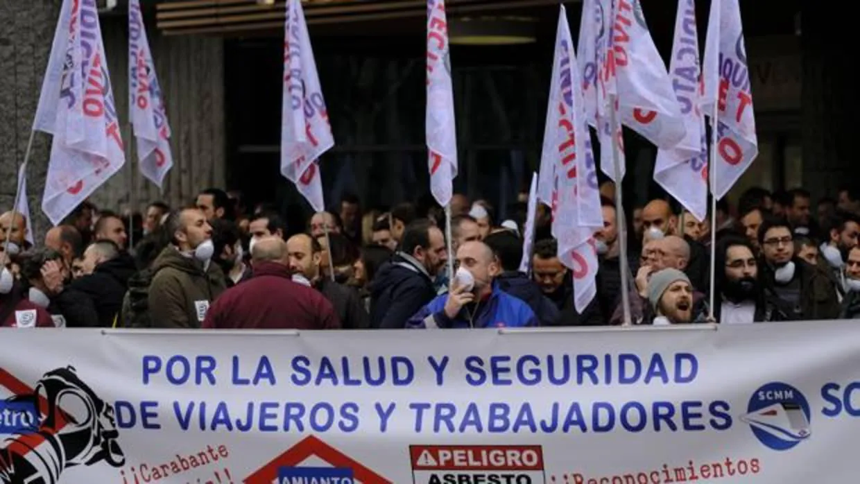 Protesta del sindicato de maquinistas de Metro ante la Asamblea, criticando la gestón de la crisis del amianto