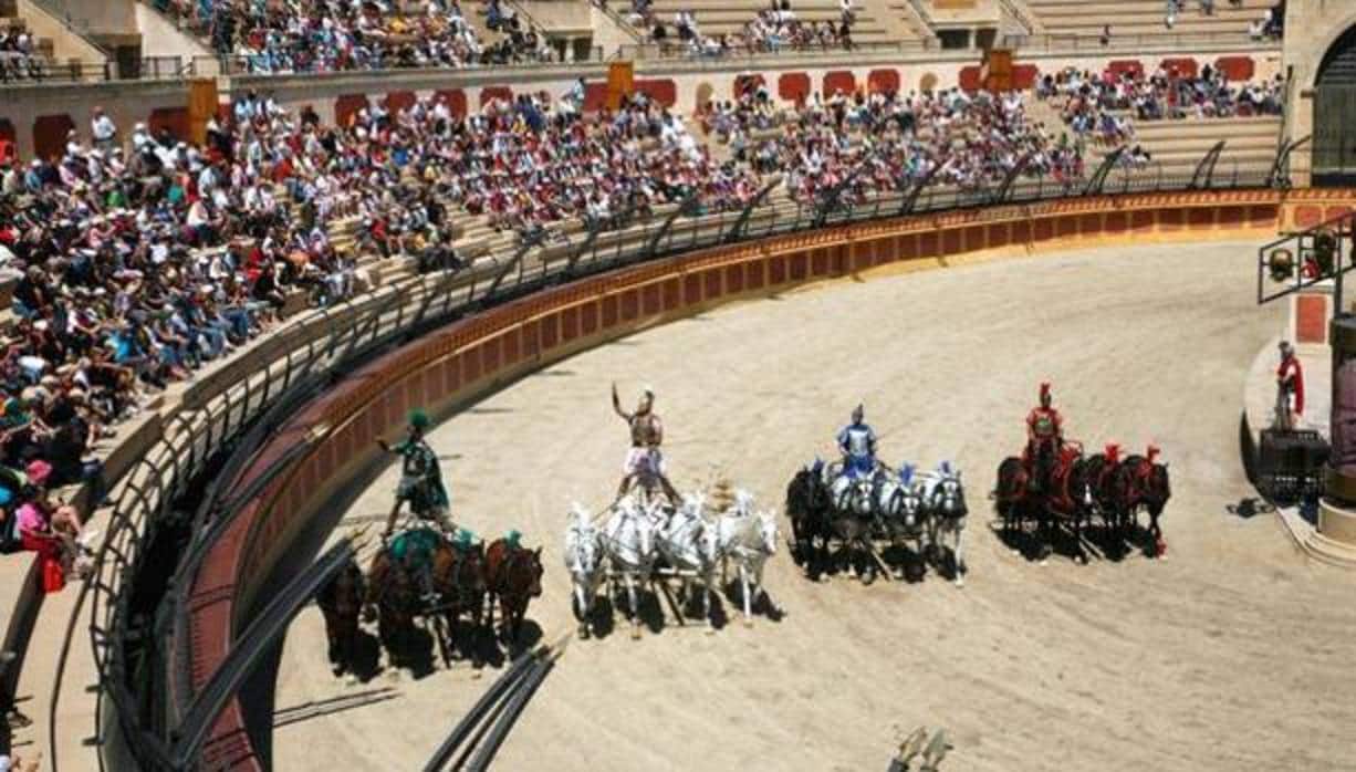Espectáculo de cuádrigas de caballos en Puy du Fou Francia