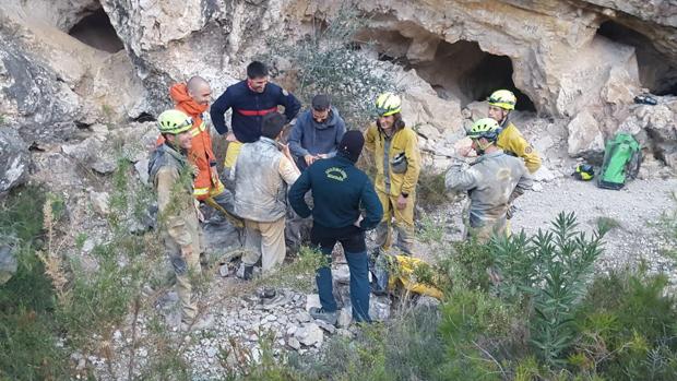 Rescatados dos senderistas en una cueva de Real de Gandía