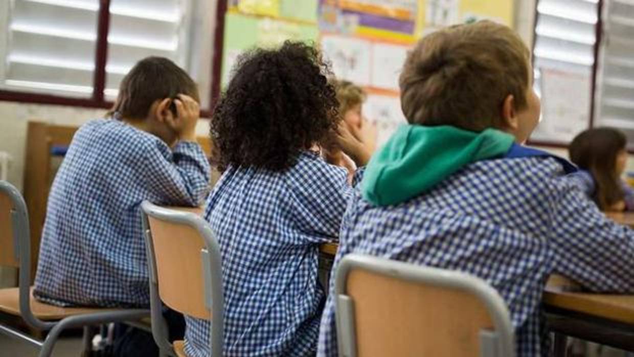 Imagen de varios niños en una escuela española