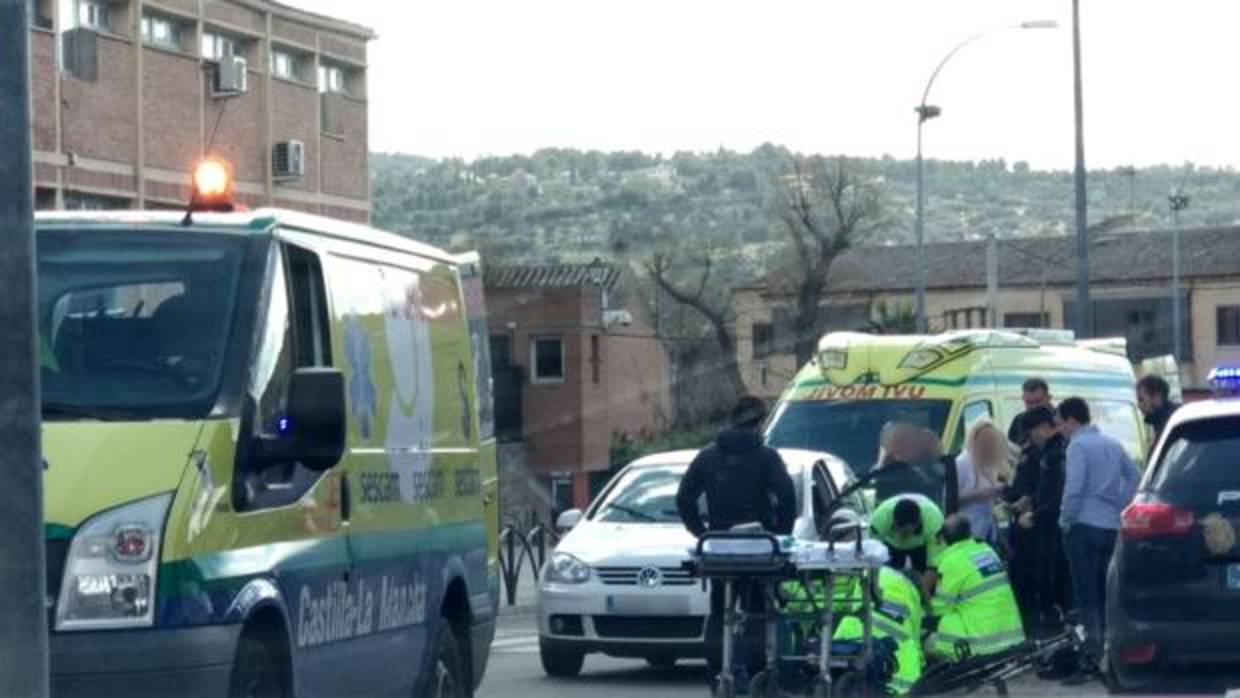 Personal sanitario atiende a la mujer herida junto a su bicicleta