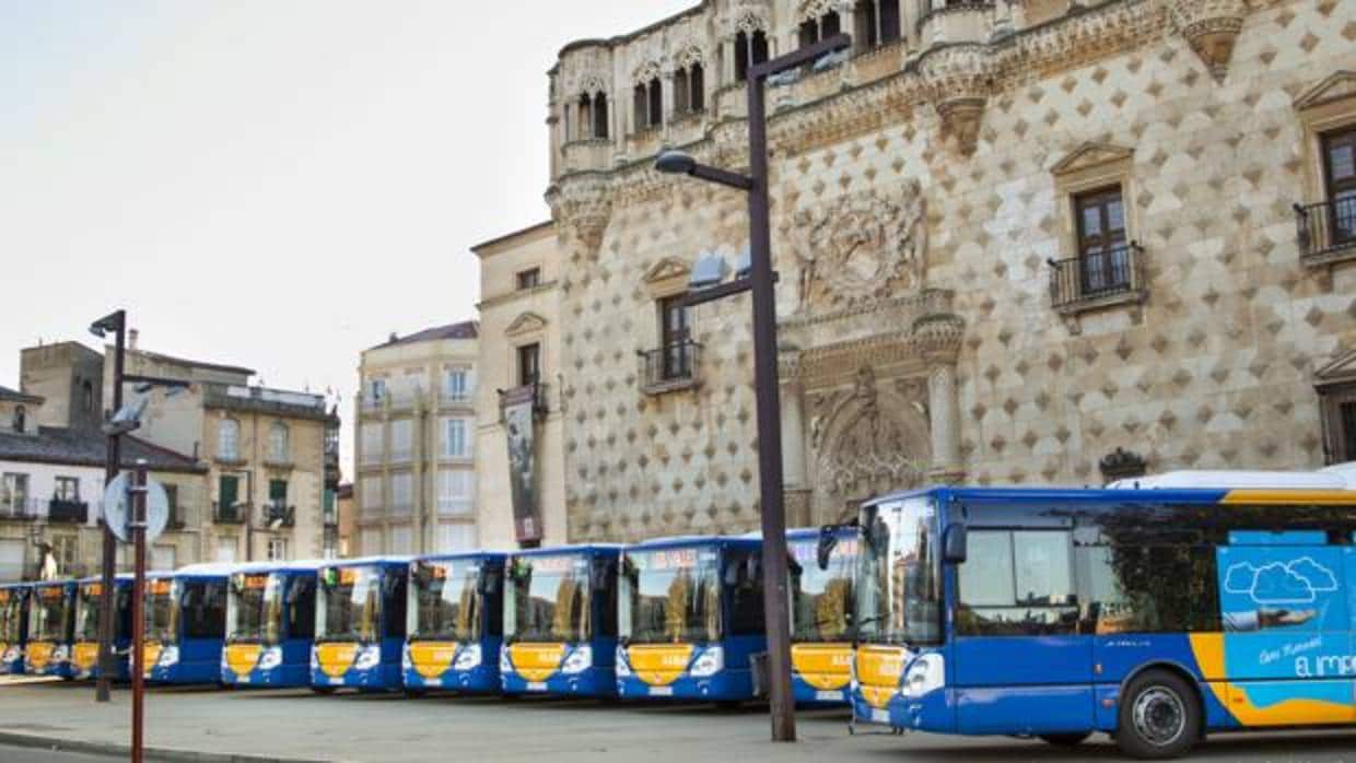 Flota de autobuses ALSA frente al Palacio del Infantado de Guadalajara