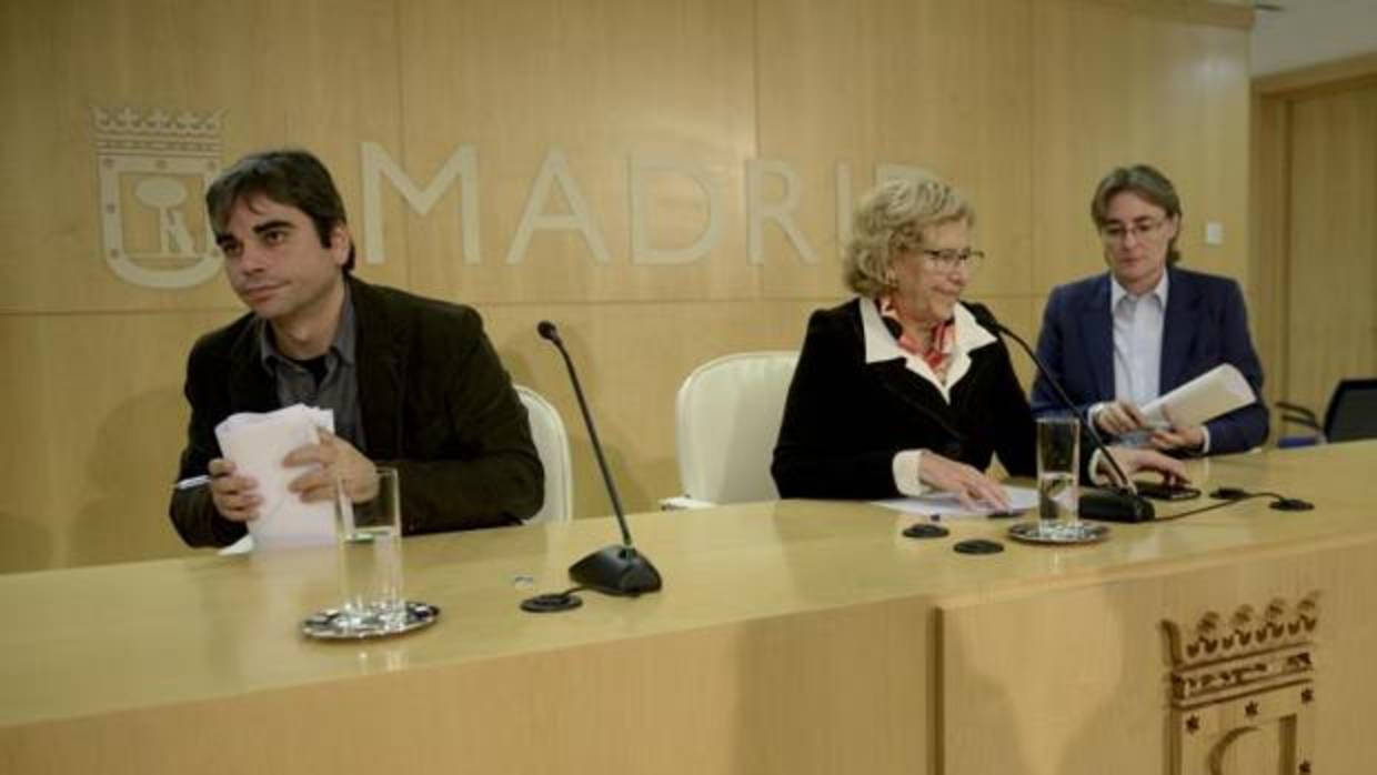 El delegado de Economía, Jorge García Castaño, la alcaldesa Manuela Carmena y la teniente de alcalde Marta Higueras