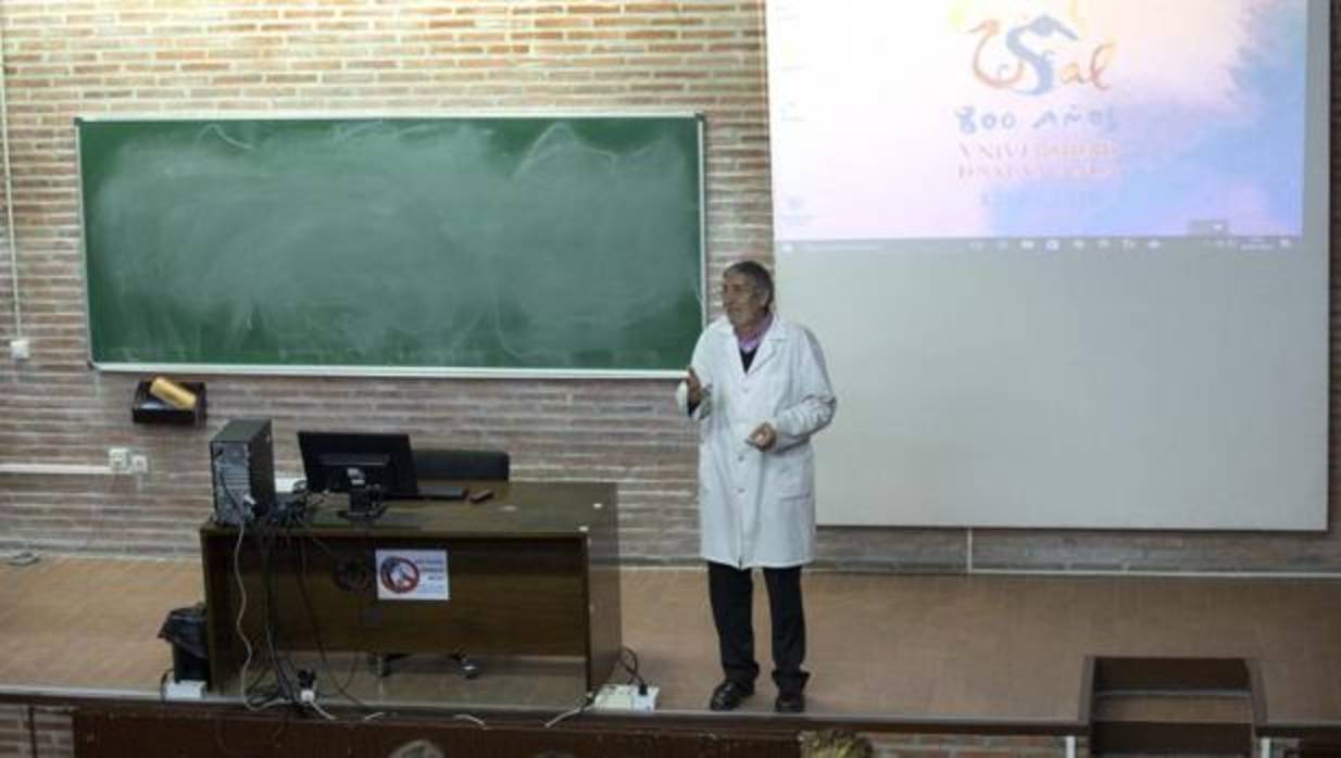 Un profesor imparte clase en la Universidad de Salamanca