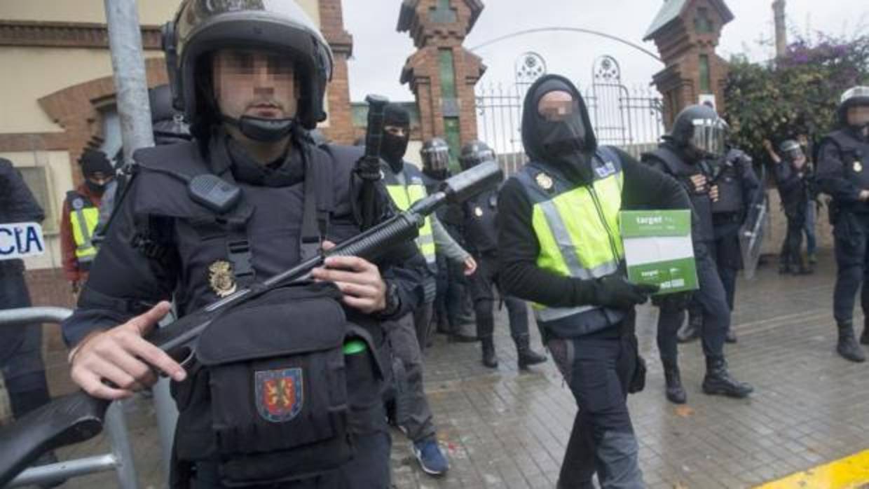 La Policía Nacional y la Guardia Civil requisaron urrnas y protagonizaron cargas contra los votantes