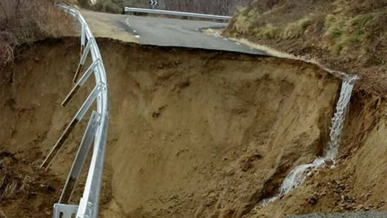 Derrumbe del firme de la carretera AV-901 entre Villanueva de Ávila y el puerto de Mijares