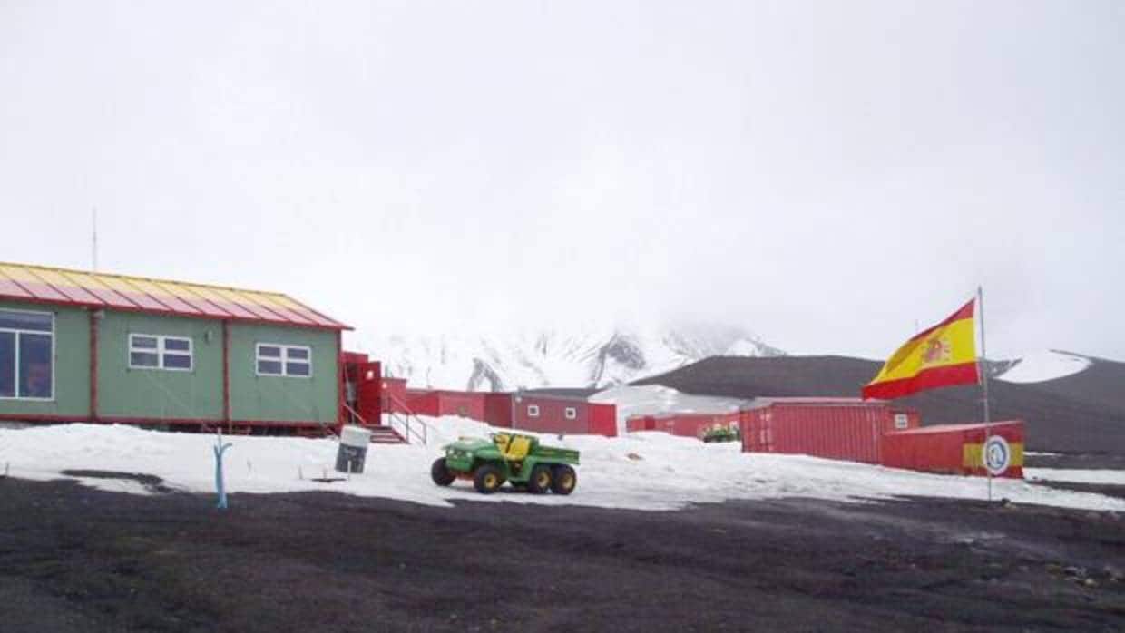 Una científica independentista lleva su provocación a la base militar española de la Antártida
