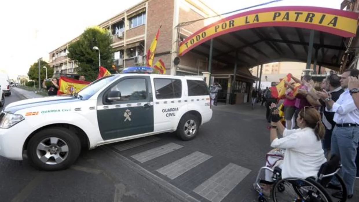 Un vehículo sale de la comandancia de Toledo camino de Cataluña para el 1-0