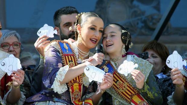 Las Fallas homenajean a Gabriel con peces blancos de papel en la mascletá