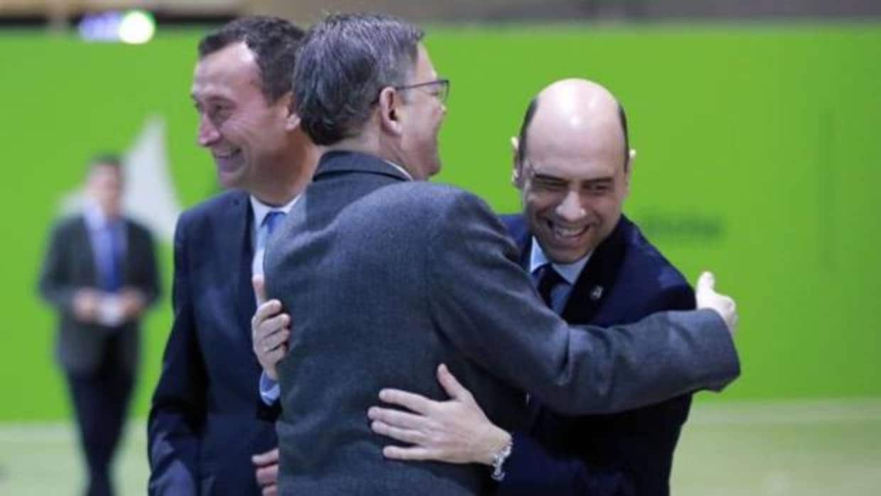 Puig y Echávarri se saludan recientemente en el aniversario del aeropuerto de Alicante-Elche, junto al alcalde ilicitano, Carlos González