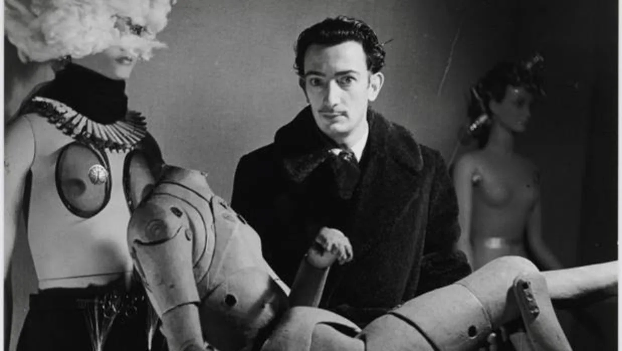 Salvador Dalí y su maniquí en la Exposición Internacional de Surrealismo de 1938