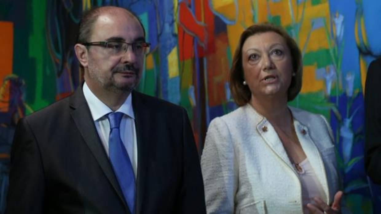 El presidente aragonés Javier Lambán (PSOE), junto a su antecesora Luisa Fernanda Rudi (PP)