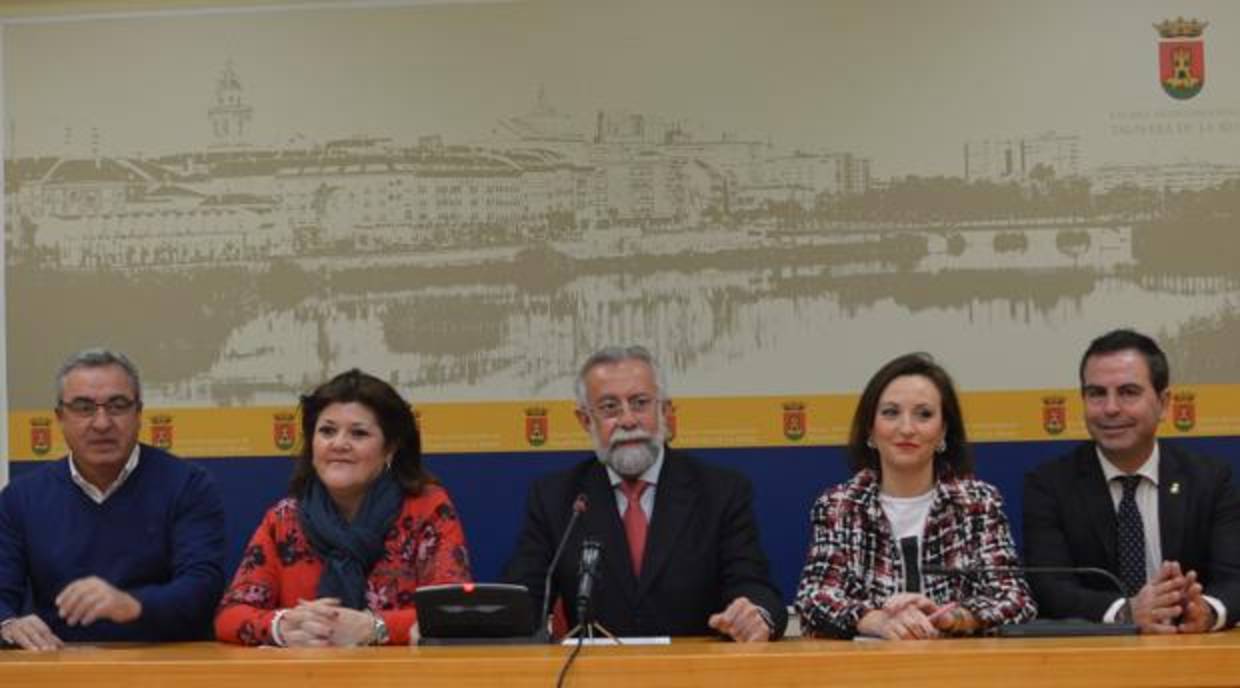 Jaime Ramos, en el centro, junto con miembros del jurado