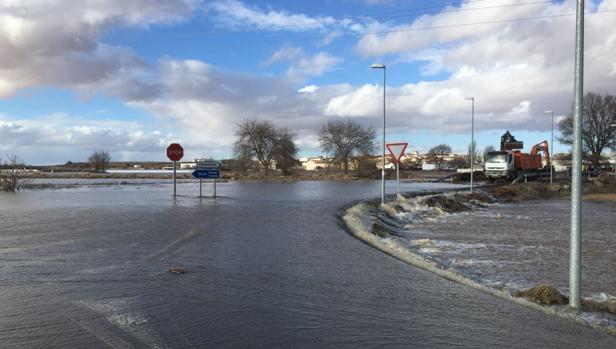 Se desborda el río Amarguillo a su paso por Camuñas