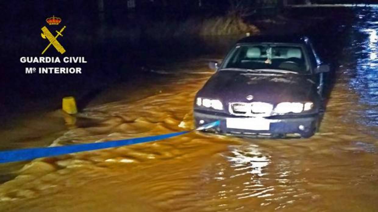 Coche rescatado en el río Bullaque