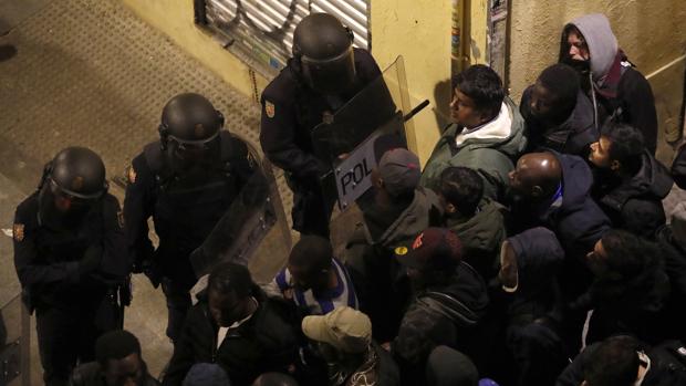 Tensión y barricadas en Lavapiés tras la muerte de un mantero de un infarto