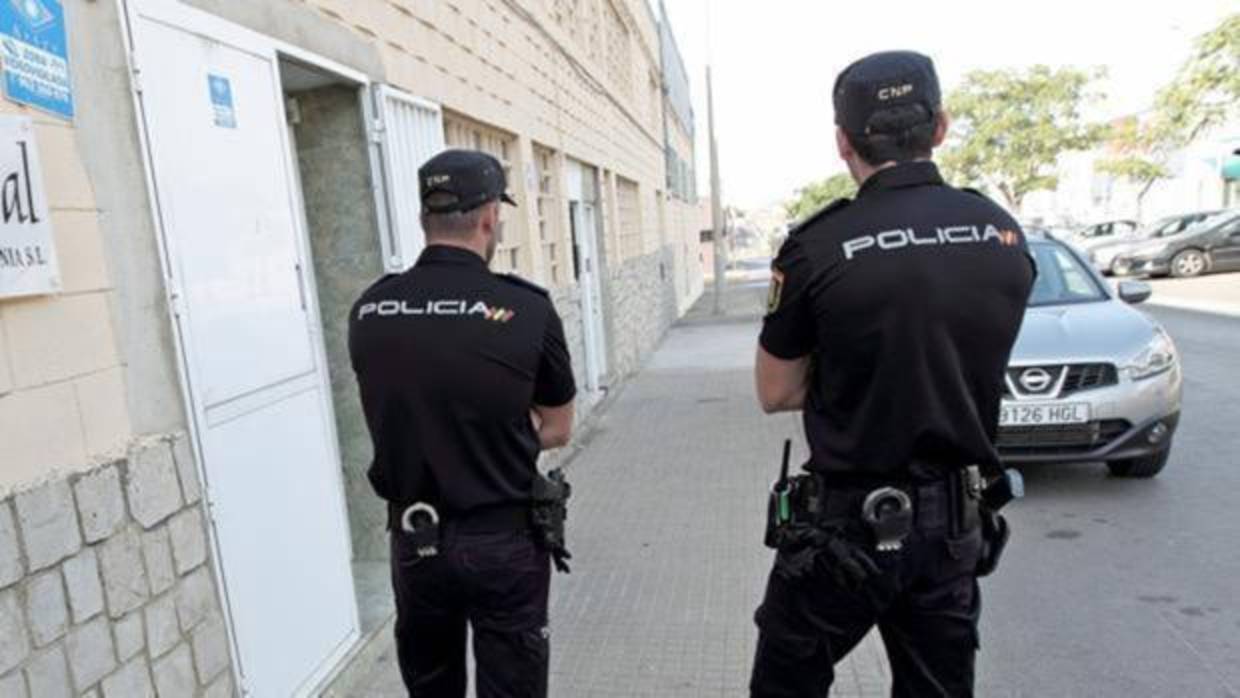 Imagen de archivo de dos agentes de Policía Nacional en un pueblo valenciano