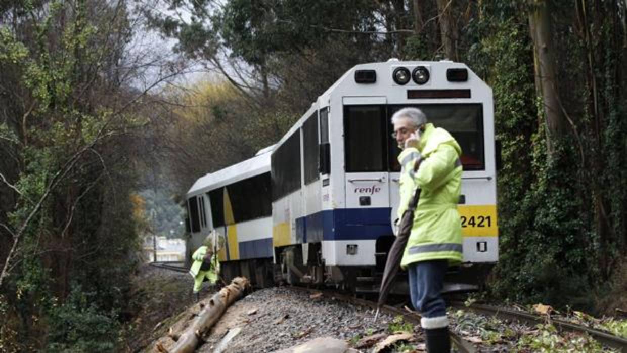 Descarrilamiento de un Feve en Covas (Lugo), en el año 2013, por los árboles caídos en un temporal