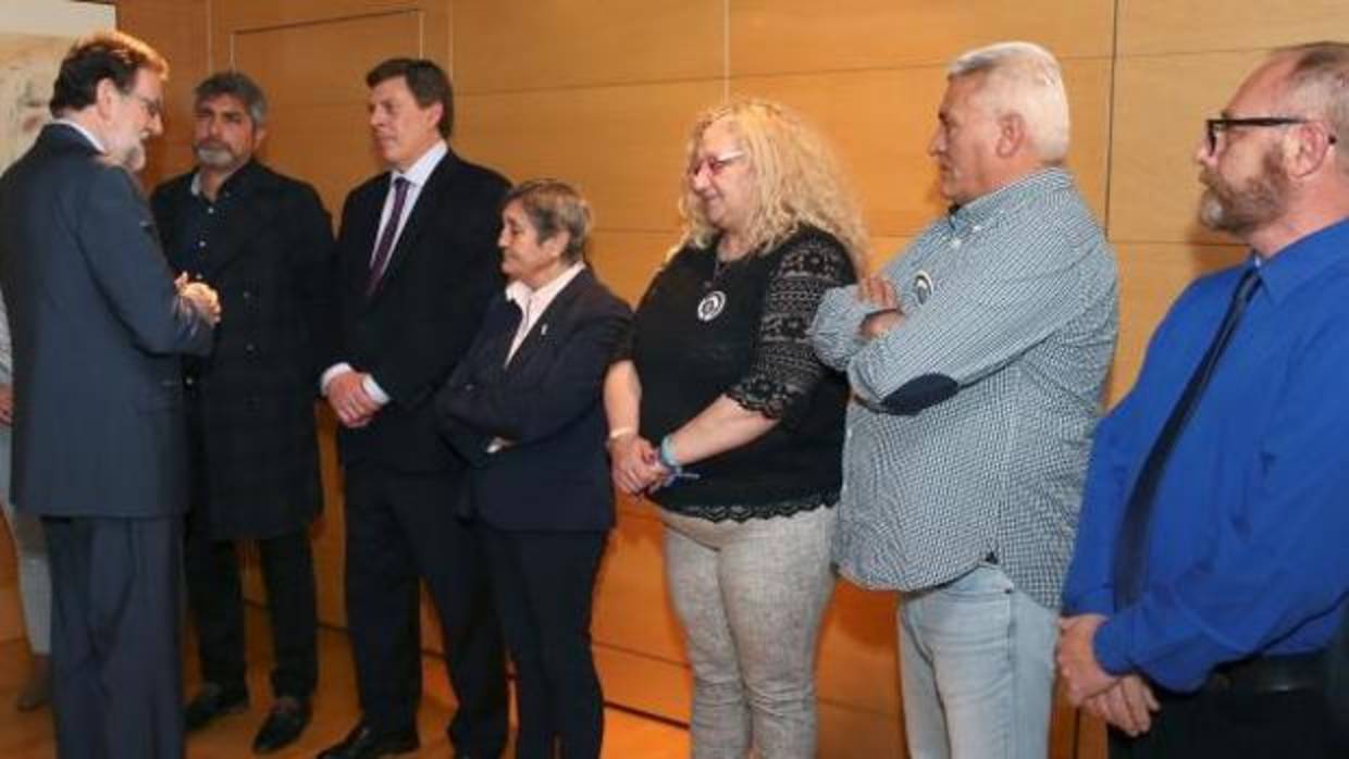 Rajoy, junto a los familiares de las víctimas que ayer acudieron al Congreso