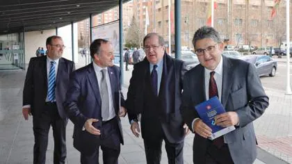 Fernando Rey, Daniel Miguel, Juan Vicente Herrera y Óscar Campillo, antes de la presentación del informe de la UVA