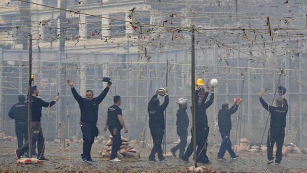 Una potente mascletà vence al viento y la lluvia de Valencia