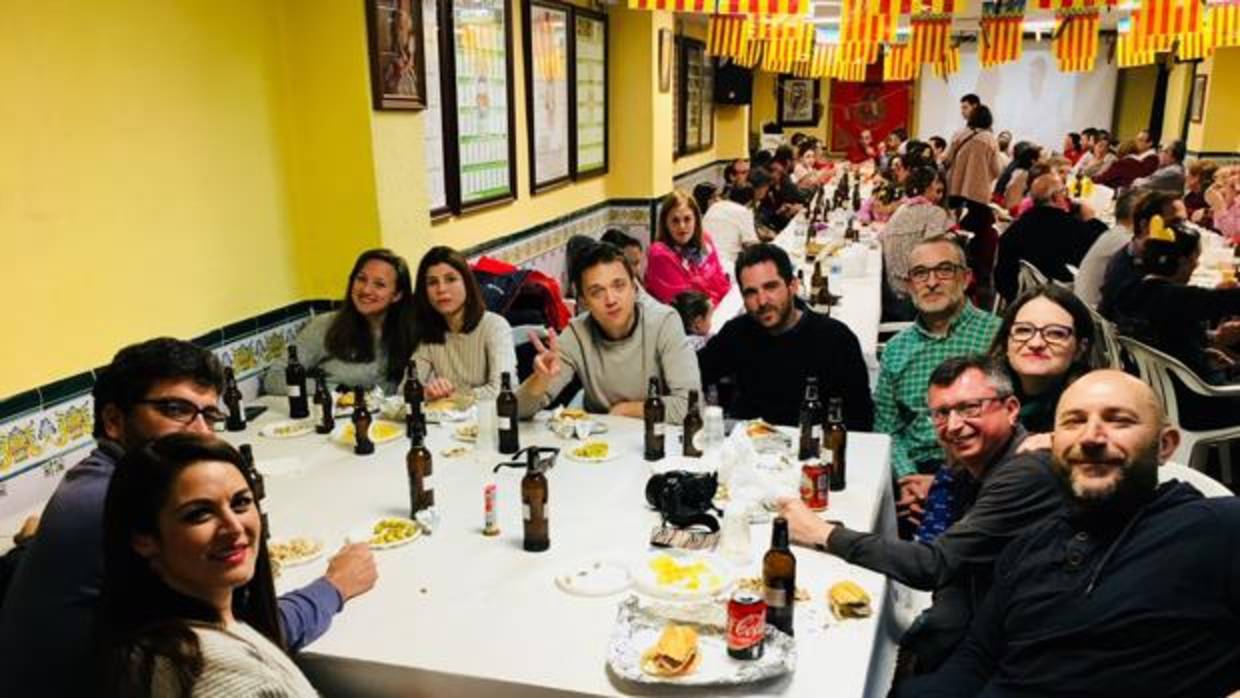 Foto publicada por Mónica Oltra de la cena con Íñigo Errejón, entre otros, en una falla