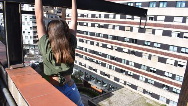 Los Mossos rescatan a una adolescente que se colgó de un octavo piso para hacerse fotos