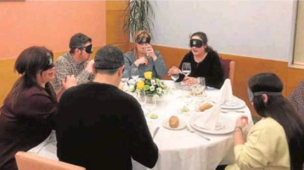 Participantes de la cena a ciegas en el CIFP Lamas de Abade