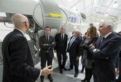 Alberto Núñez Feijóo, el conselleiro Francisco Conde, el comisario Arias Cañete, la alcaldesa Lara Méndez y el presidente de Norvento, Pablo Fernández, atienden a uno de los ingenieros durante la visita de las autoridades a la sede de la compañía