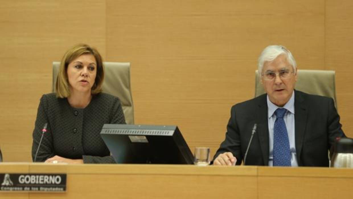 La ministra de Defensa, María Dolores de Cospedal, con el presidente de la Comisión de Defensa, José María Barreda