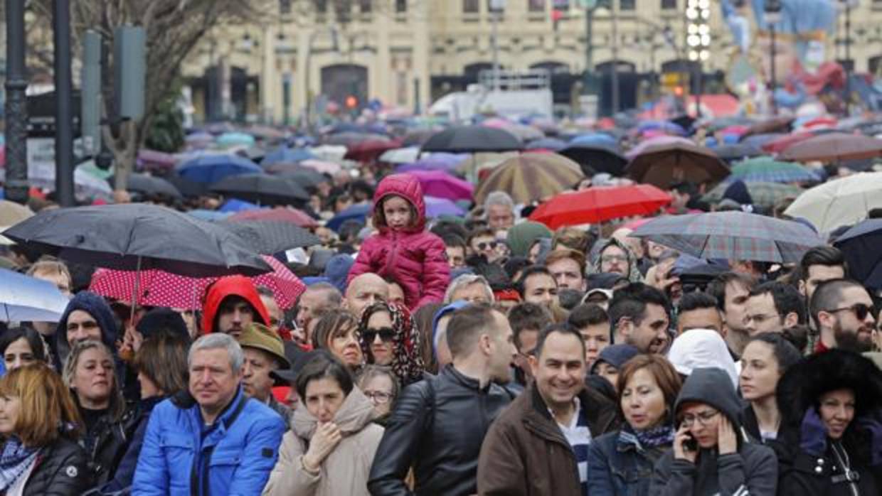 Mascletà en la plaza del Ayuntamiento este sábado de lluvias débiles