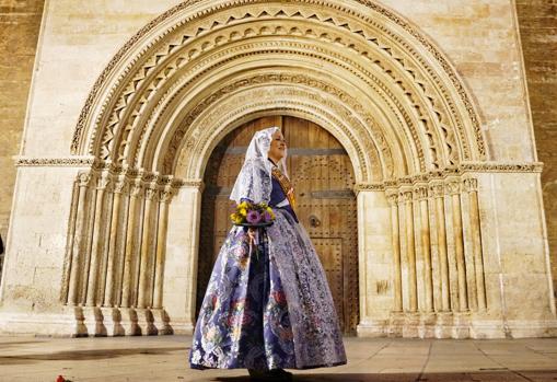 Una fallera, antes de entregar su ramo a la Virgen