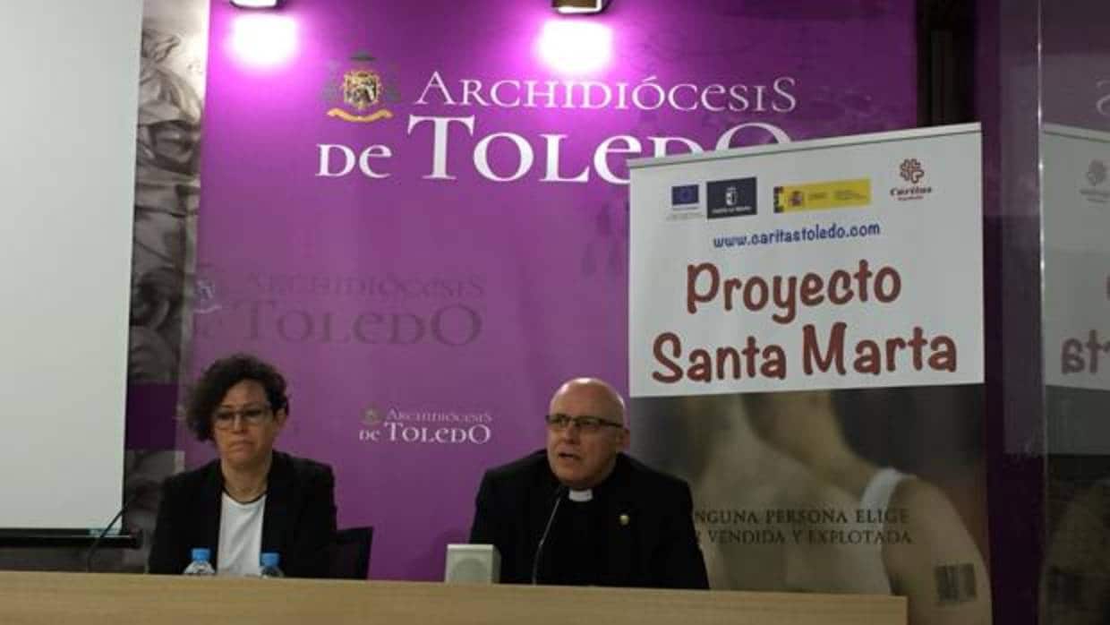 El delegado episcopal de Cáritas en Toledo, José María Cabrero,y la coordinadora del proyecto, Paloma Martín de Vidales, en rueda de prensa