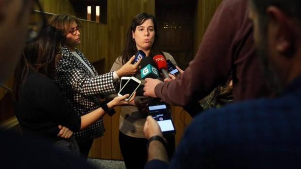 La diputada Quinteiro, este martes en su comparecencia ante los periodistas en los pasillos del Parlamento de Galicia