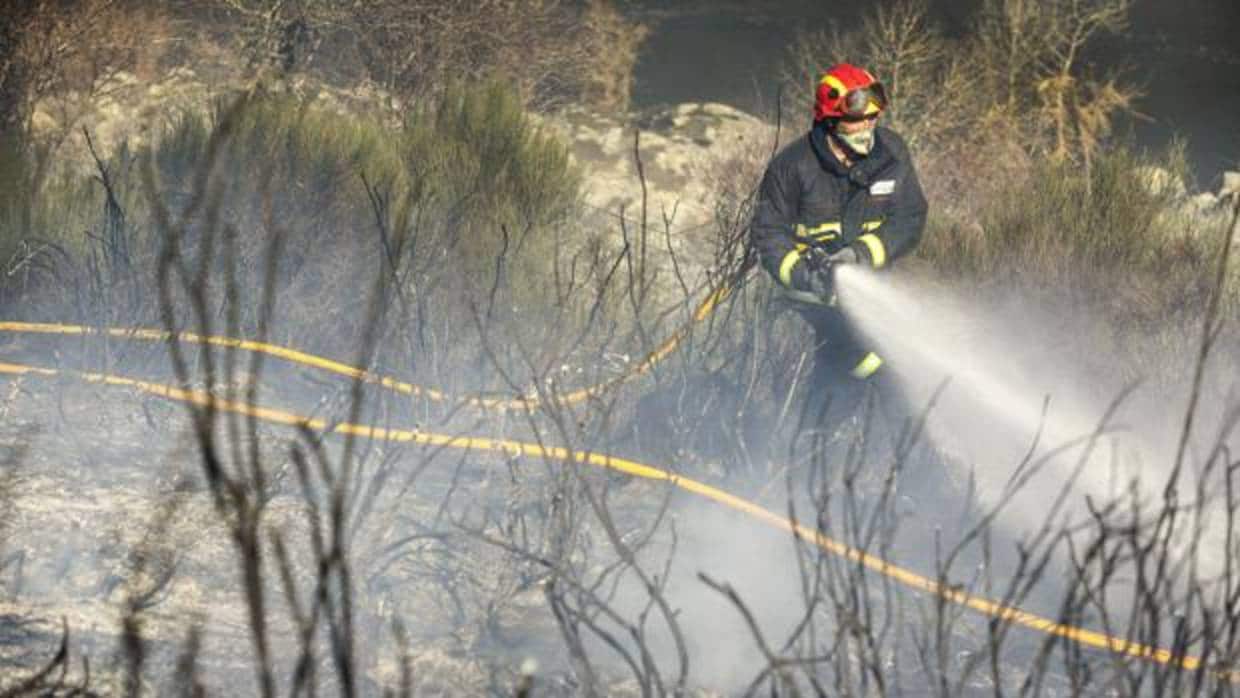 Un bombero extingue el incendio registrado en Siega Verde