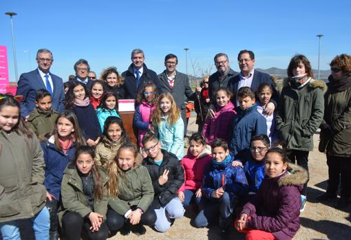 Alumnos del colegio «Jacinto Guerrero» con las autoridades