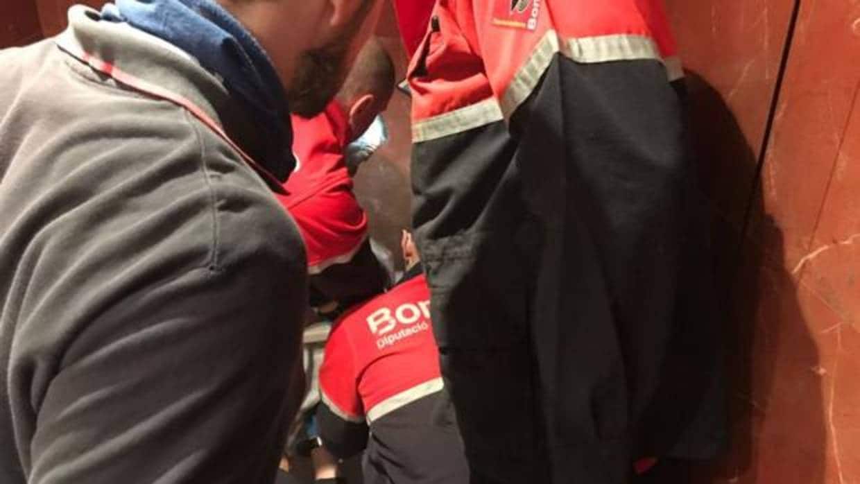 Los Bomberos liberan al hombre con un testículo atrapado en un hotel en Torrevieja