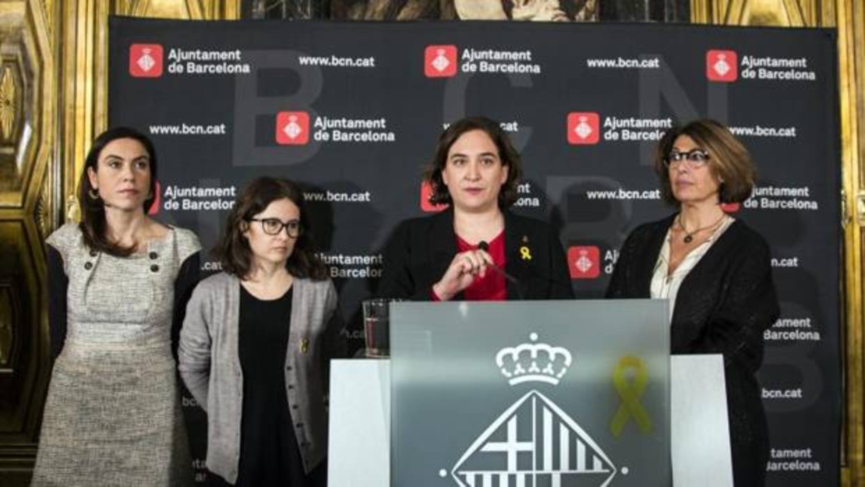 Colau, en un acto en el Ayuntamiento con las parejas de los líderes catalanes encarcelados