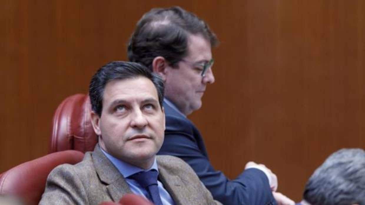 El portavoz del PP, Raúl de la Hoz, y el presidente del partido, Fernández Mañueco, este pasado martes en el hemiciclo