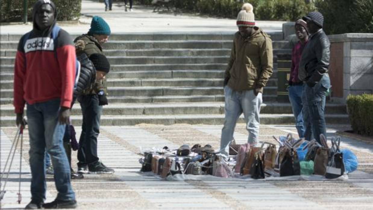 Los manteros se refugian en el Retiro: «Tenemos que sobrevivir»