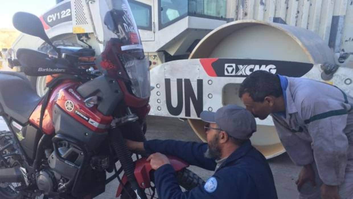 Un mecánico de la Minurso arregla una moto en talleres de la ONU en el Sáhara