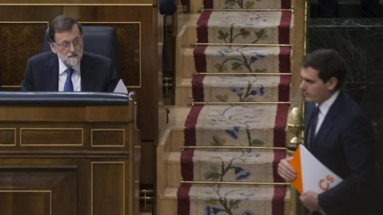 El presidente del Gobierno, Mariano Rajoy, y el líder de Cs, Albert Rivera, en el Congreso de los Diputados
