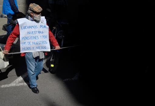 Jubilado en la manifestación de las pensiones este jueves en Valencia