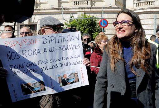 Mónica Oltra, junto a una pancarta en la manifestación de las pensiones de Valencia