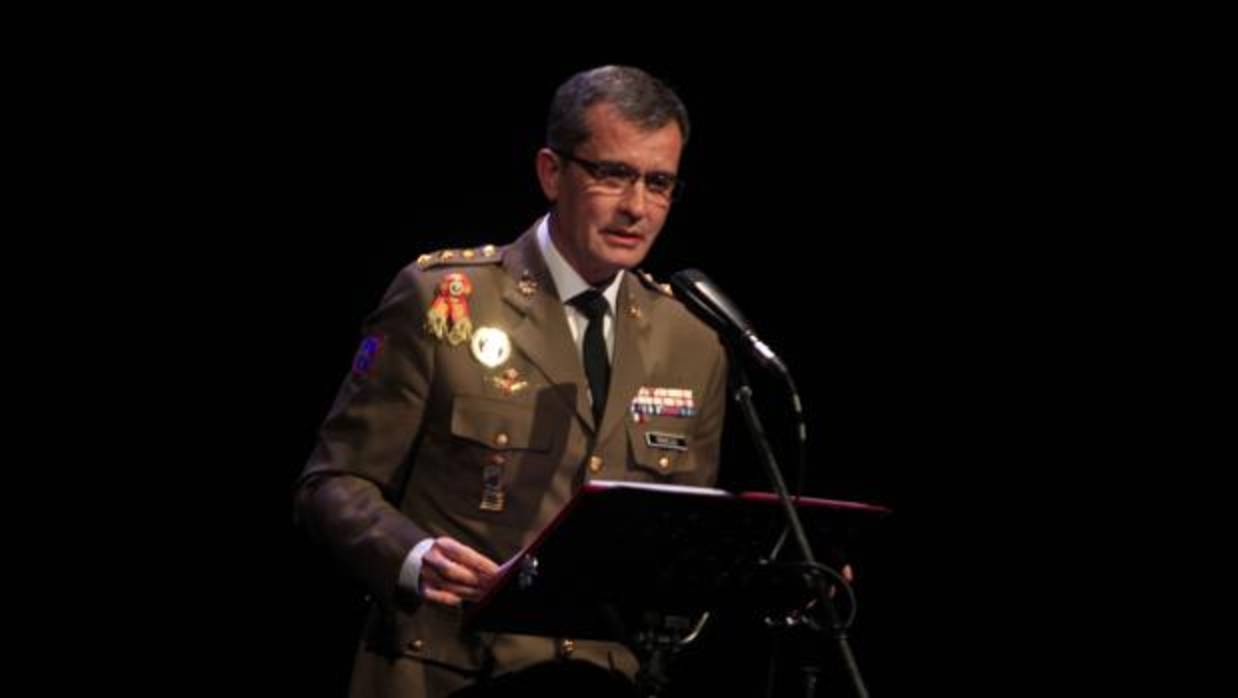 El coronel Marcos pronuncia su pregón sobre las tablas del Teatro de Rojas