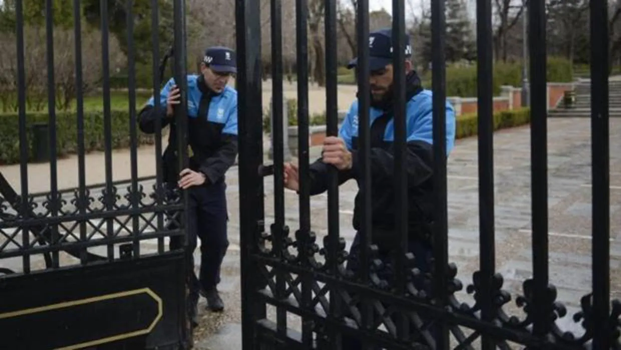 Agentes de parques de Madrid, cerrando El Retiro